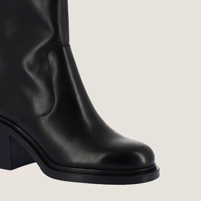 High-heeled boots in black leather | marilou