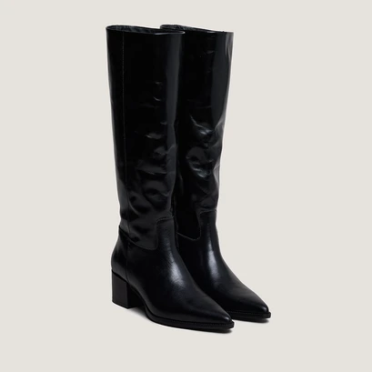 Pointed-toe boots in black leather | priere