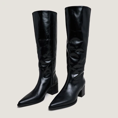 Pointed-toe boots in black leather | priere
