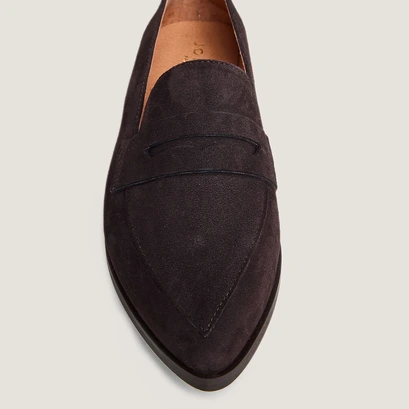 Pointed-toe loafers in dark brown velvet | amida