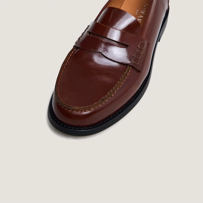 Penny loafers with raised soles in brown glazed leather | audelya