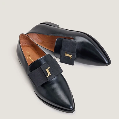 Pointed-toe loafers in black leather | adoree