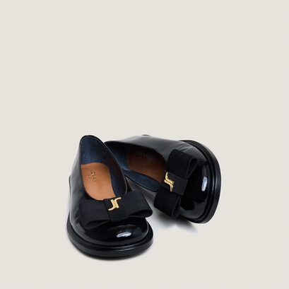 Ballet flats with rounded toe and monogram in black patent leather | deloise