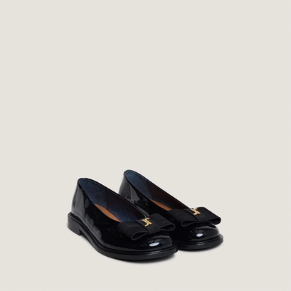 Ballet flats with rounded toe and monogram in black patent leather | deloise