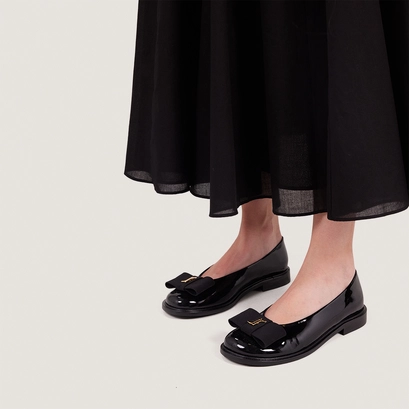 Ballet flats with rounded toe and monogram in black patent leather | deloise