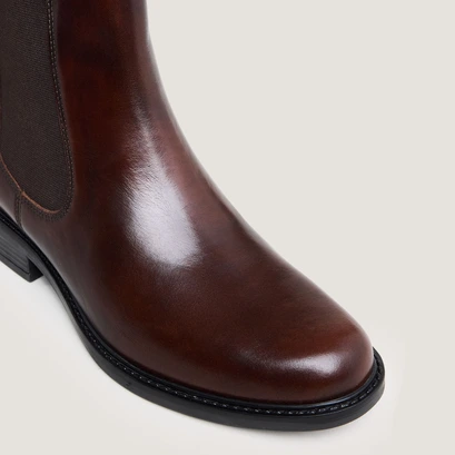 Chelsea boots with rounded toe in cognac patinated leather | audry