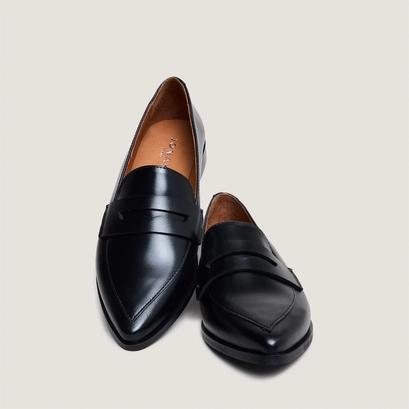 Loafers with pointed toes in black leather | amida