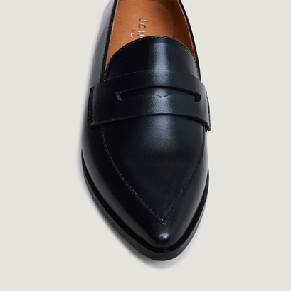 Loafers with pointed toes in black leather | amida