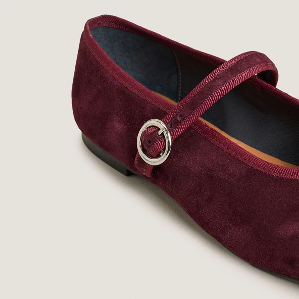 Ballet flats with straps and adjustable buckles in burgundy velvet | DEESSE