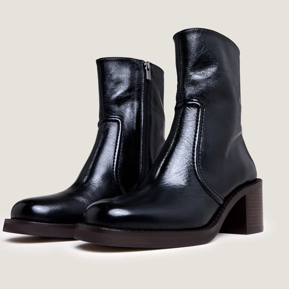 Laminated Heel Booties in aged black leather | BEAUTE