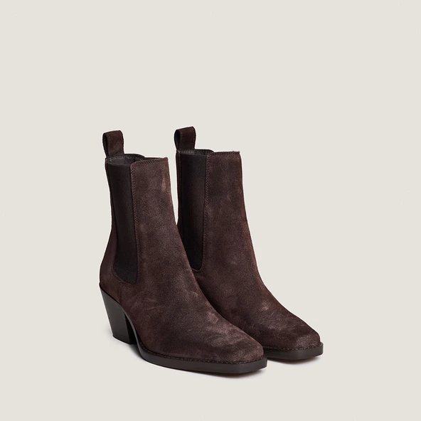 Pointed-toe Ankle boots with bevelled heels in dark brown suede | BOA