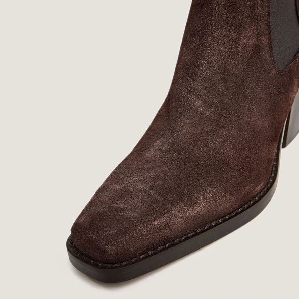 Pointed-toe Ankle boots with bevelled heels in dark brown suede | BOA
