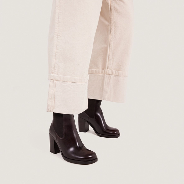 Elastic Booties with Rounded Toes in dark brown leather | BREAK