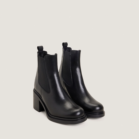 High-heeled boots in black leather | MAYA