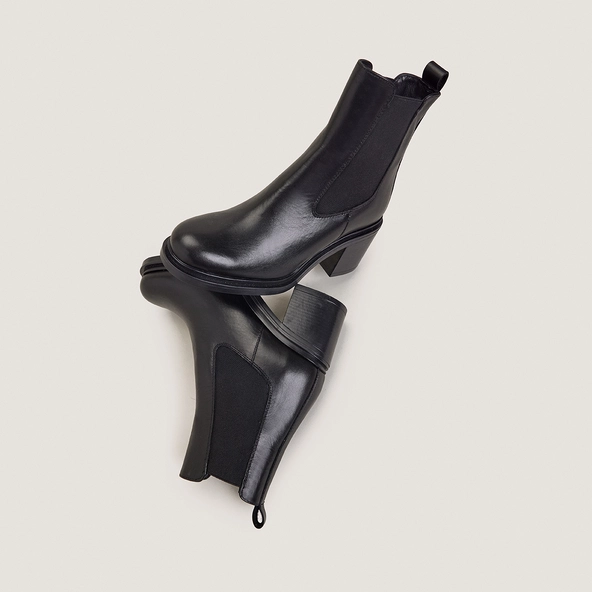 High-heeled boots in black leather | MAYA