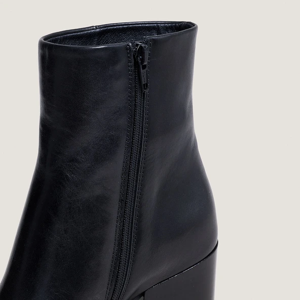 Heeled ankle boots in black leather | PRIDE