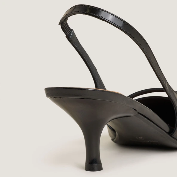 Pointed-toe pumps in black glazed leather | DAMOISELLE