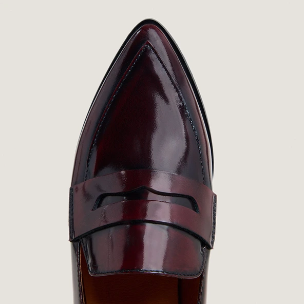 Pointed-toe loafers in burgundy patinated leather | AMIDA
