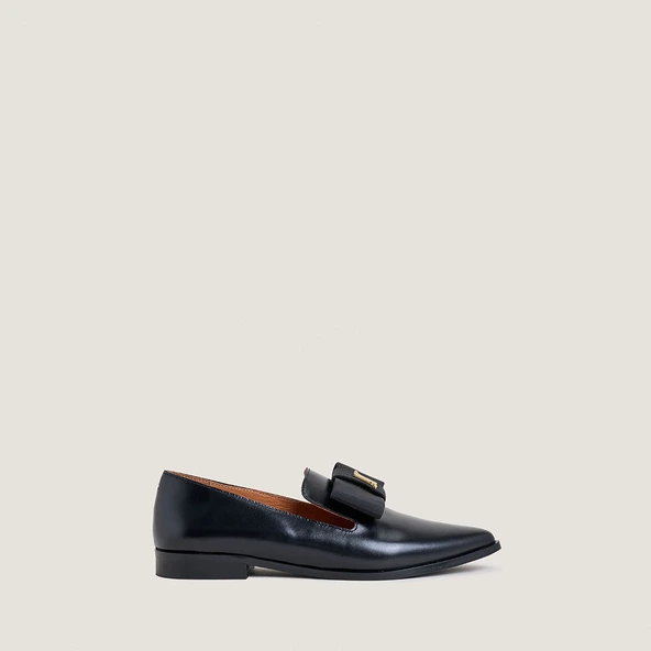 Pointed-toe loafers in black leather | ADOREE