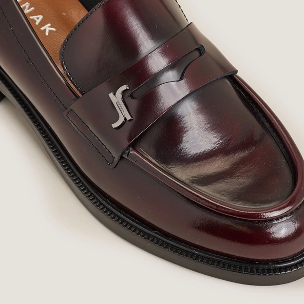 Round-toe monogrammed loafers in burgundy patina leather | DUEDI