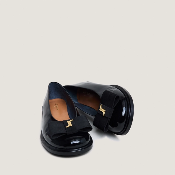 Ballet Flats with Rounded Toe and Monogram in black patent leather | DELOISE