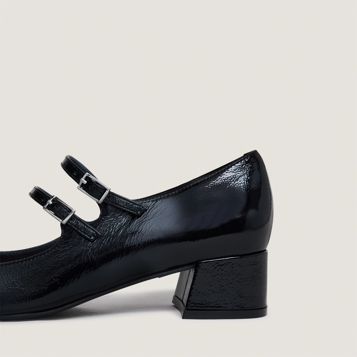 Mary Janes with double straps in pleated black patent leather | DUNY
