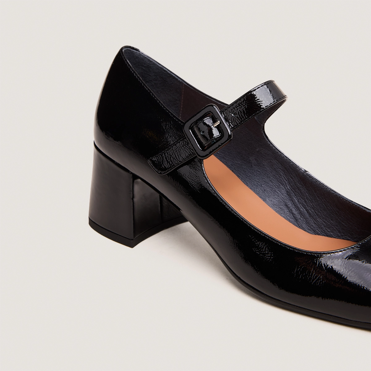 Heeled Mary Janes in pleated black patent leather | DITTUS