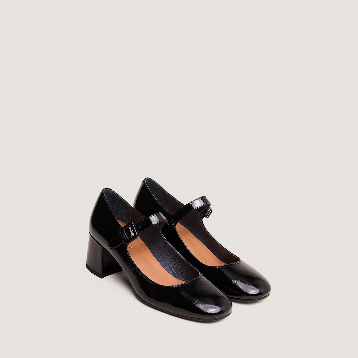 Heeled Mary Janes in pleated black patent leather | DITTUS