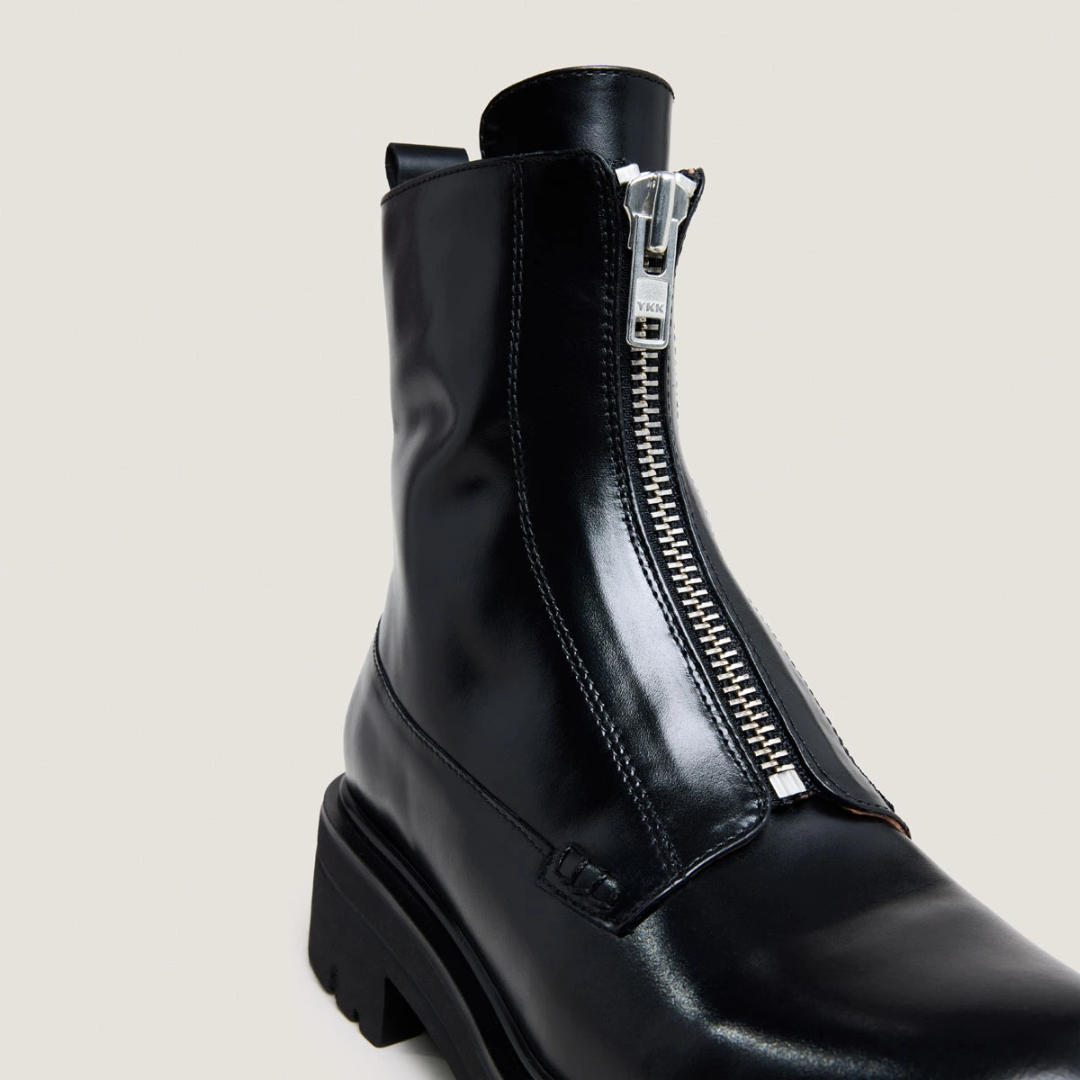 Boots with zippers in black leather | AMOUREUSE