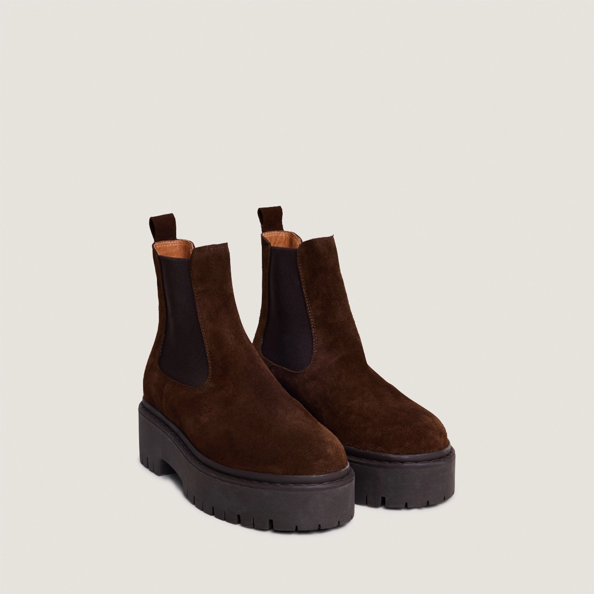 Platform boots with round toes in brown suede | RAVIE