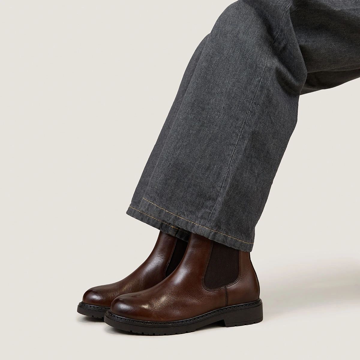 Chelsea boots in brown patinated leather | AMICAL