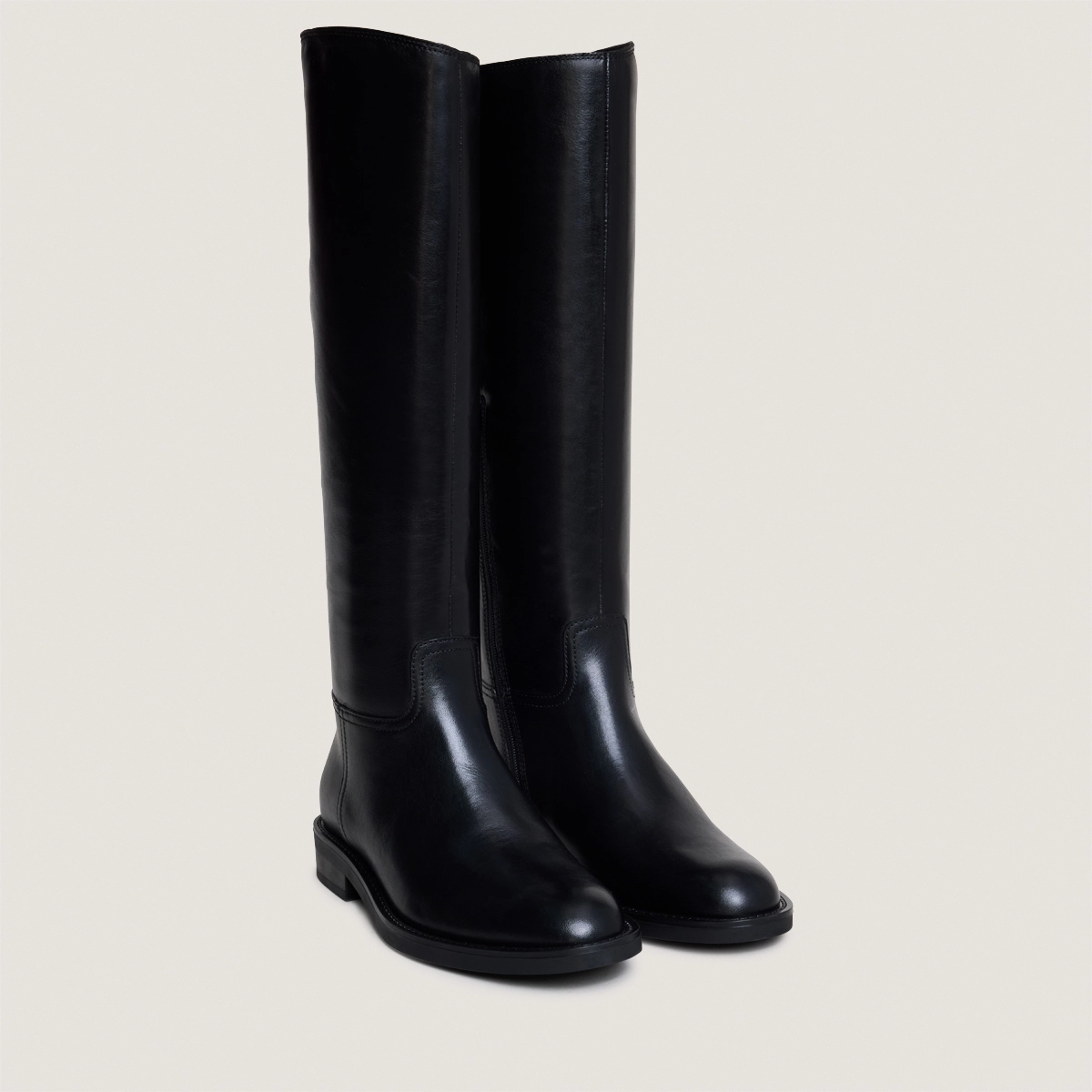 Boots with round toes in black leather | CATHY