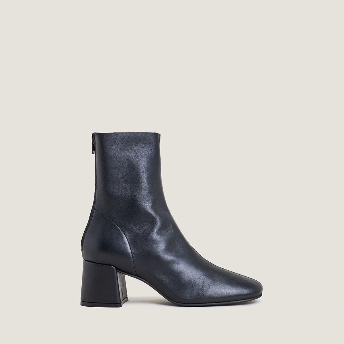 Ankle boots with back zippers in soft black leather | DENONIE