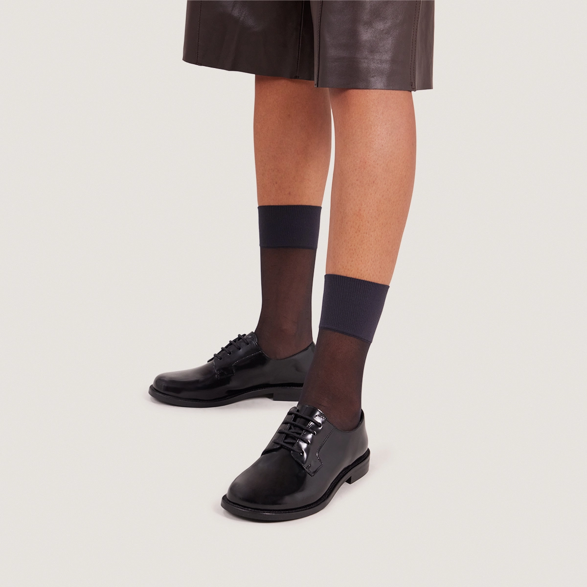 Round-toe derbies in glazed black leather | DEMMA
