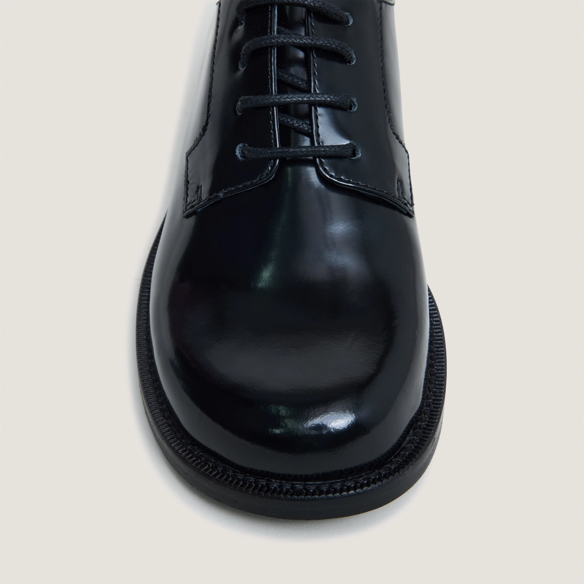 Round-toe derbies in glazed black leather | DEMMA