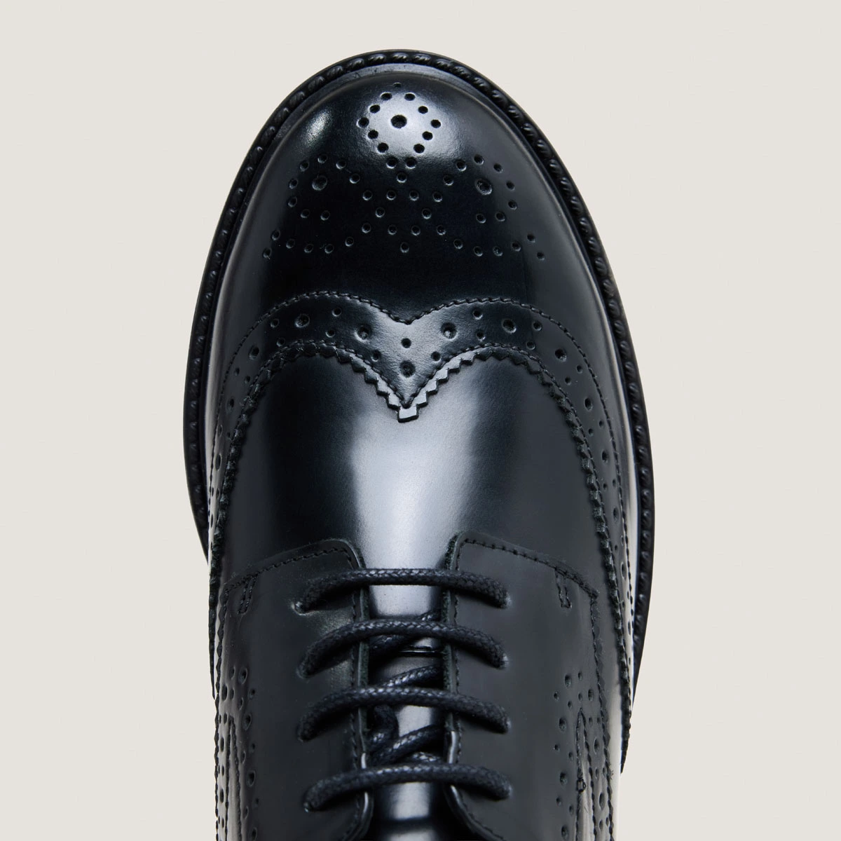 Cut-out derbies in glazed black leather | ALTITUDE