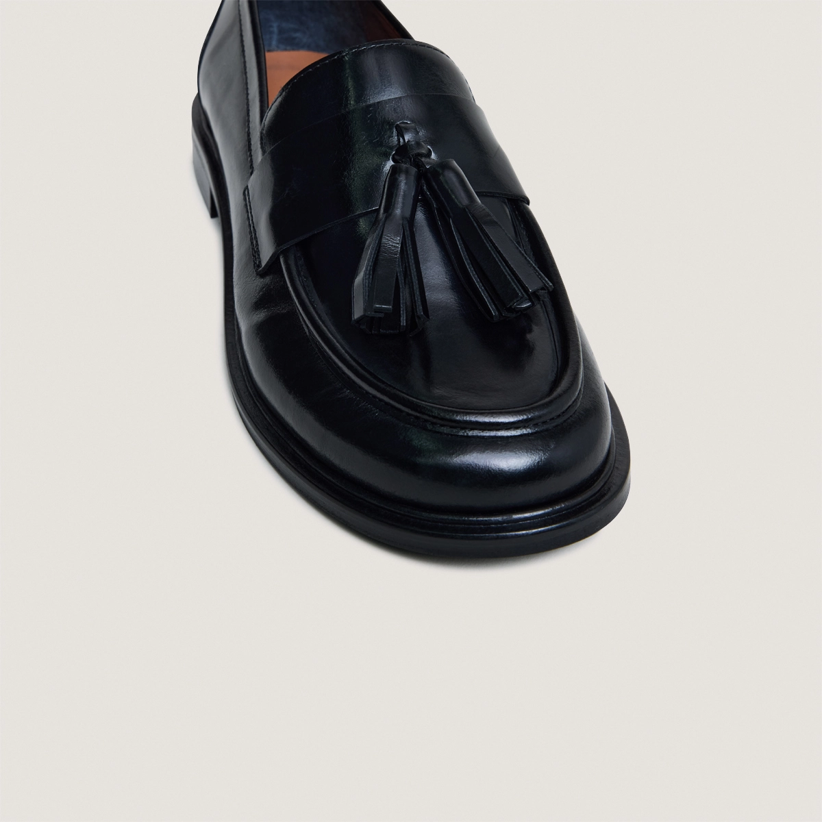 Loafers with tassels in black leather | DAMANDE