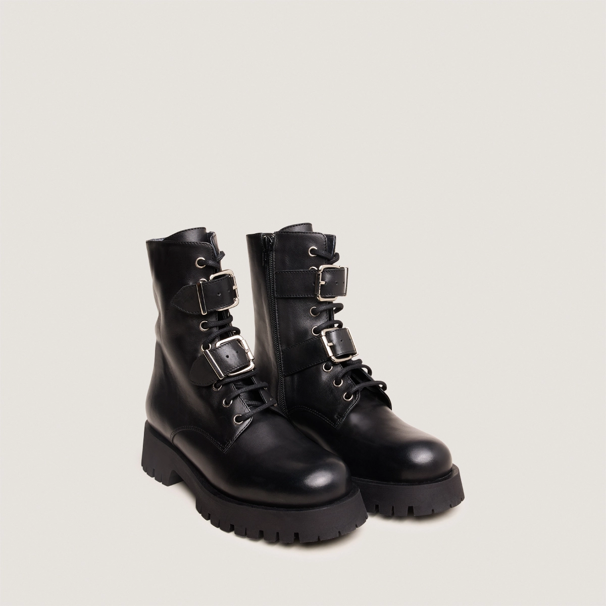 Boots with metal buckles in black leather | DALAY