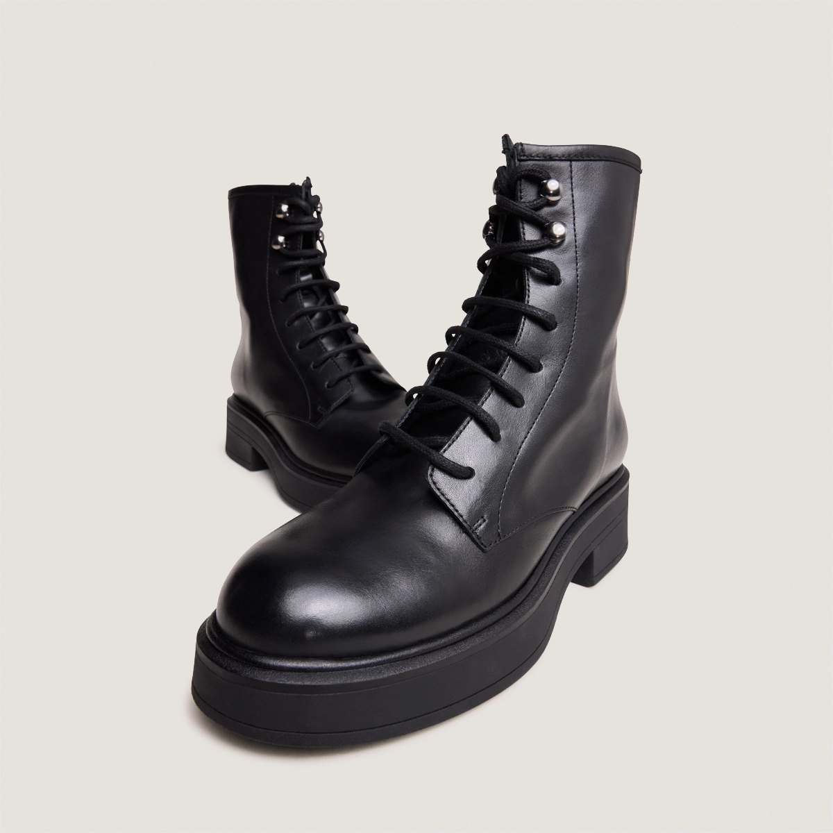 Lace-up boots in black leather | DOSCAR