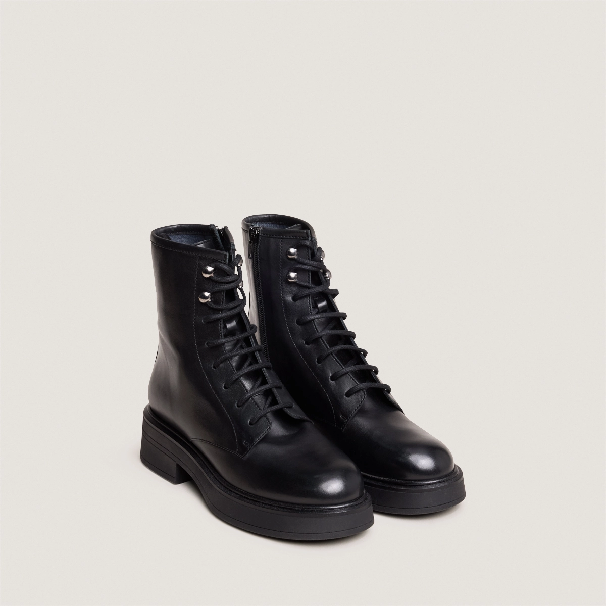 Lace-up boots in black leather | DOSCAR
