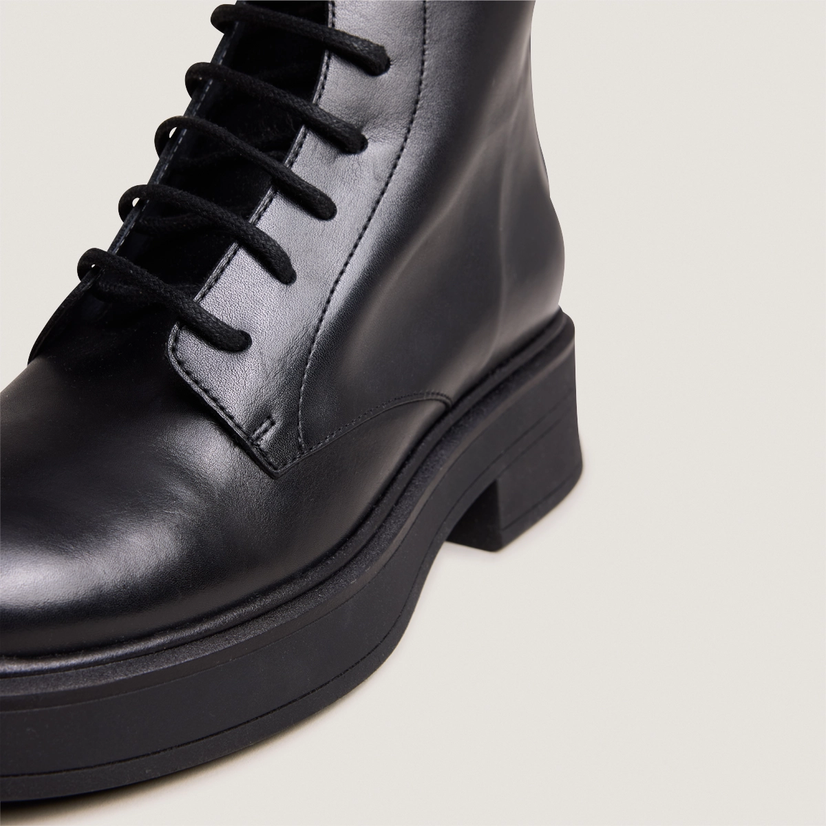 Lace-up boots in black leather | DOSCAR