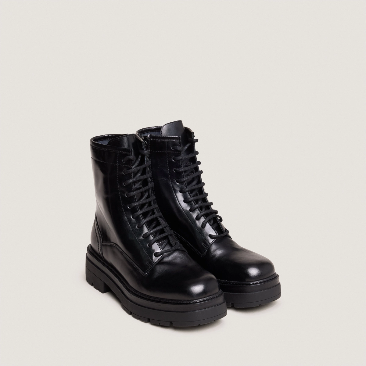 Boots with lug soles and laces in black leather | DICUS