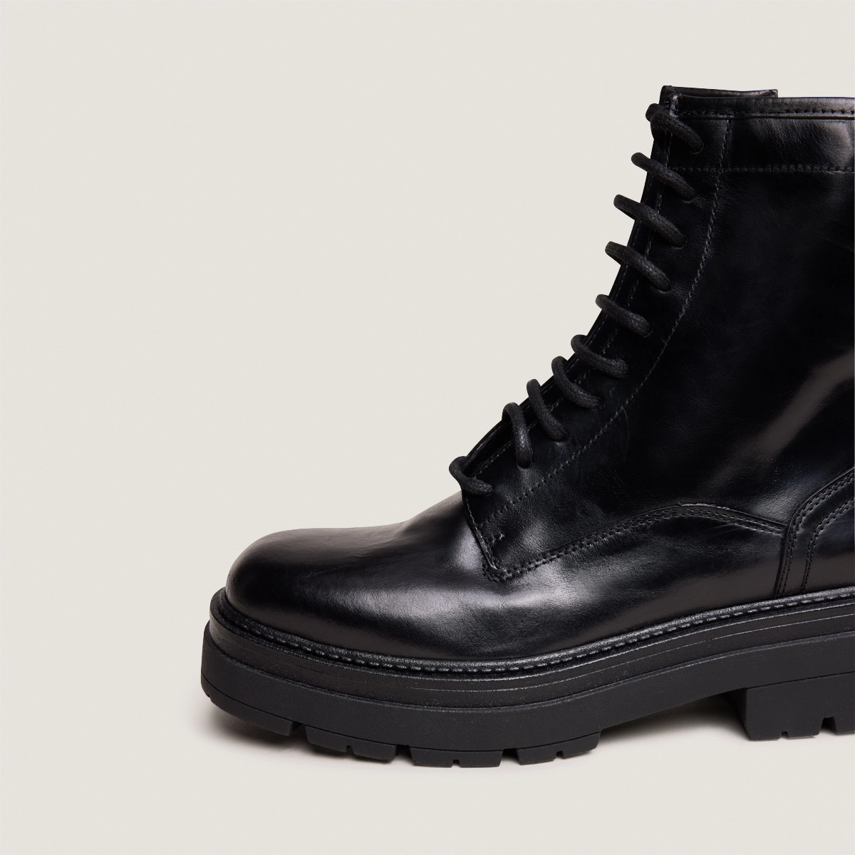 Boots with lug soles and laces in black leather | DICUS