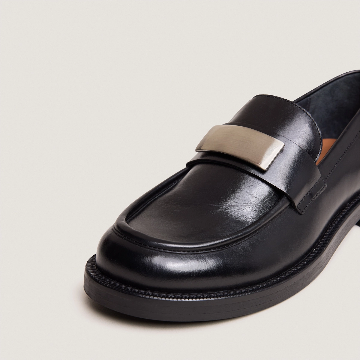 Round-toe loafers in black leather | DANAIS
