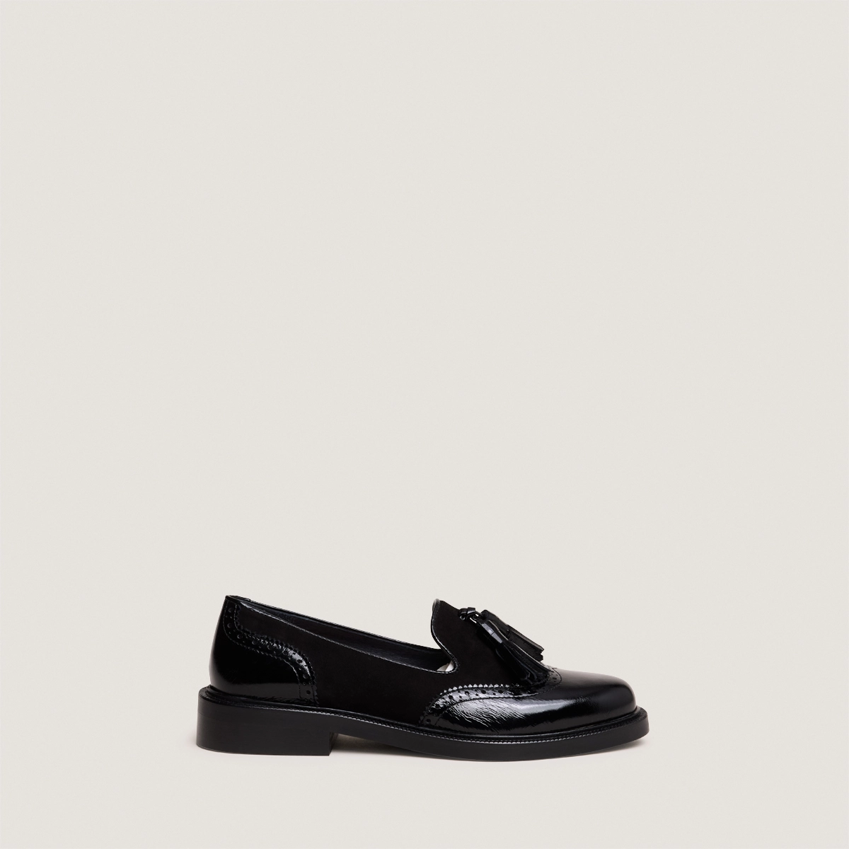 Tassel loafers in black shiny leather and black suede | DARTHUR