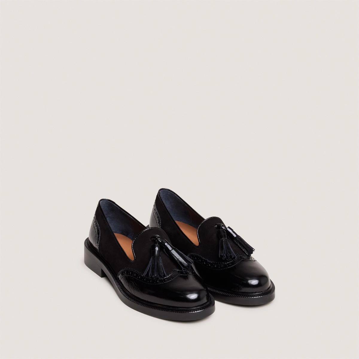 Tassel loafers in black shiny leather and black suede | DARTHUR