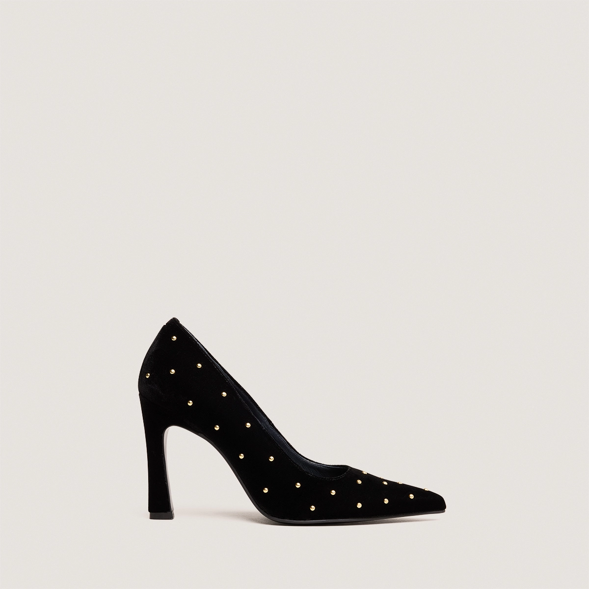 Studded Pumps in black velvet | DANITA