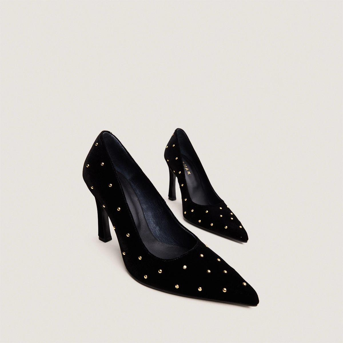 Studded Pumps in black velvet | DANITA
