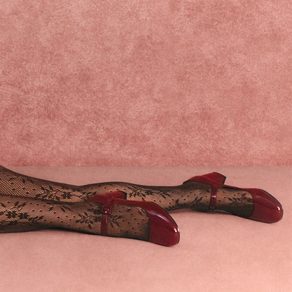 Heeled mary janes in pleated burgundy patent leather | dittus