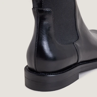 Boots with elastic panels in black leather | delodie